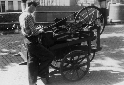 221128 Afbeelding van een scharensliep van het bedrijf T. Slotegraaf aan de 1e Daalsedijk 250 op de Weerdsingel O.Z. te ...